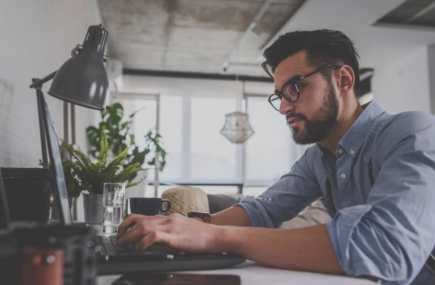 Workshop-Teilnehmer bei praktischen Übungen